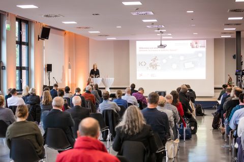 Bild: 2020-11/katja-grosser-im-saal.jpg